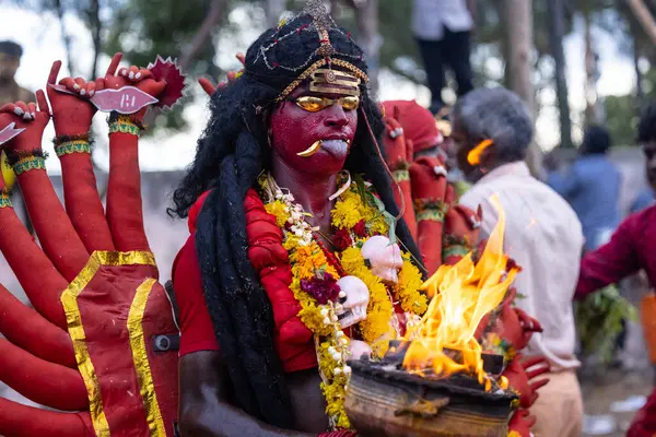 Kulashekharapatnam, Tamilnadu, Hindistan - 12 Ekim 2024: Kulasai, Hint Hindu ressam portresi ve kulasai dasara festivalinin ayinlerini gerçekleştirmek için bir tarikat karakteri gibi giyinmiş.