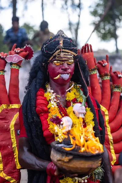 Kulashekharapatnam, Tamilnadu, Hindistan - 12 Ekim 2024: Kulasai, Hint Hindu ressam portresi ve kulasai dasara festivalinin ayinlerini gerçekleştirmek için bir tarikat karakteri gibi giyinmiş.