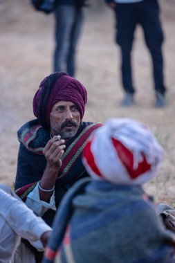 Pushkar Fuarı, deve festivali sırasında kum tepelerinin çöl zemininde deve süslemesi