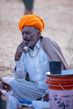 Pushkar Fuarı, deve festivali sırasında kum tepelerinin çöl zemininde deve süslemesi