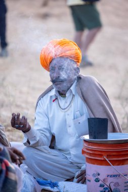 Pushkar Fuarı, deve festivali sırasında kum tepelerinin çöl zemininde deve süslemesi