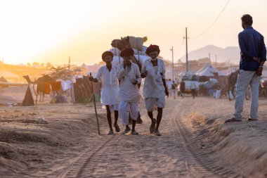 Pushkar Fuarı, deve festivali sırasında kum tepelerinin çöl zemininde deve süslemesi