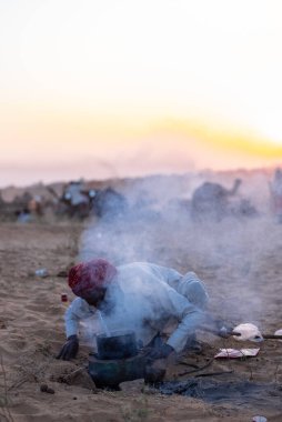Pushkar Fuarı, deve festivali sırasında kum tepelerinin çöl zemininde deve süslemesi
