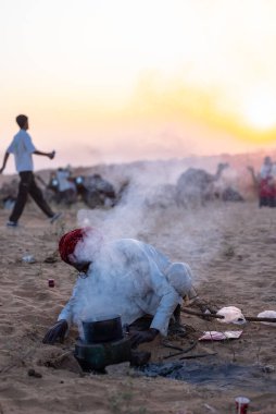 Pushkar Fuarı, deve festivali sırasında kum tepelerinin çöl zemininde deve süslemesi