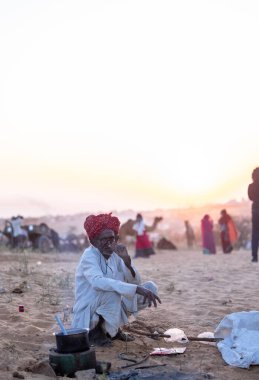 Pushkar Fuarı, deve festivali sırasında kum tepelerinin çöl zemininde deve süslemesi