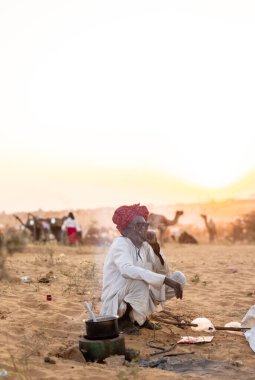 Pushkar Fuarı, deve festivali sırasında kum tepelerinin çöl zemininde deve süslemesi