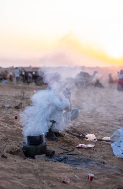 Pushkar Fuarı, deve festivali sırasında kum tepelerinin çöl zemininde deve süslemesi