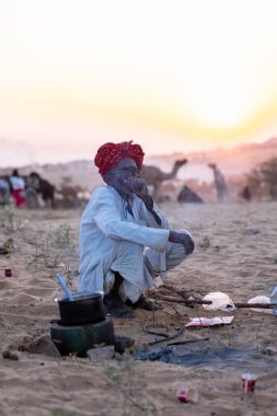 Pushkar Fuarı, deve festivali sırasında kum tepelerinin çöl zemininde deve süslemesi