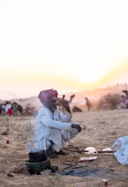 Pushkar Fuarı, deve festivali sırasında kum tepelerinin çöl zemininde deve süslemesi