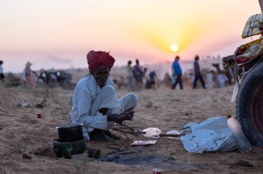 Pushkar Fuarı, deve festivali sırasında kum tepelerinin çöl zemininde deve süslemesi