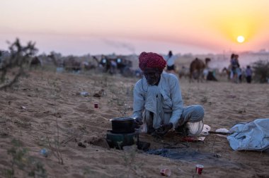 Pushkar Fuarı, deve festivali sırasında kum tepelerinin çöl zemininde deve süslemesi