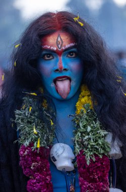 Kulashekharapatnam, Tamilnadu, Hindistan - 12 Ekim 2024: Yüzü boyalı ve tanrı karakteri gibi giyinmiş Hintli Hintli Hindu dindarın portresi kulasai dasara festivalinin ayinlerini gerçekleştirmek için.