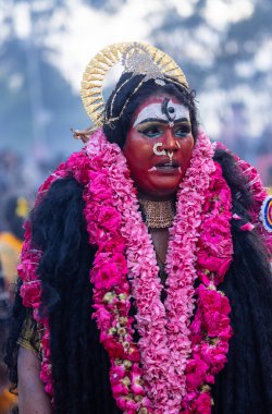 Kulashekharapatnam, Tamilnadu, Hindistan - 12 Ekim 2024: Yüzü boyalı ve tanrı karakteri gibi giyinmiş Hintli Hintli Hindu dindarın portresi kulasai dasara festivalinin ayinlerini gerçekleştirmek için.
