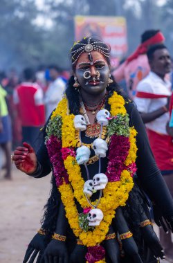 Kulashekharapatnam, Tamilnadu, Hindistan - 12 Ekim 2024: Yüzü boyalı ve tanrı karakteri gibi giyinmiş Hintli Hintli Hindu dindarın portresi kulasai dasara festivalinin ayinlerini gerçekleştirmek için.