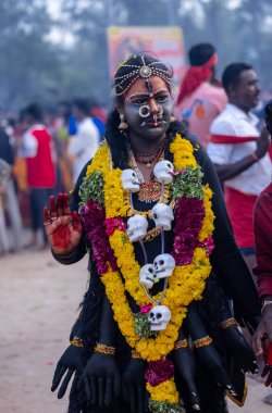 Kulashekharapatnam, Tamilnadu, Hindistan - 12 Ekim 2024: Yüzü boyalı ve tanrı karakteri gibi giyinmiş Hintli Hintli Hindu dindarın portresi kulasai dasara festivalinin ayinlerini gerçekleştirmek için.