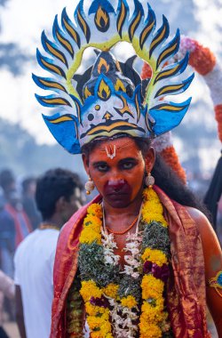 Kulashekharapatnam, Tamilnadu, Hindistan - 12 Ekim 2024: Yüzü boyalı ve tanrı karakteri gibi giyinmiş Hintli Hintli Hindu dindarın portresi kulasai dasara festivalinin ayinlerini gerçekleştirmek için.