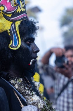 Kulashekharapatnam, Tamilnadu, Hindistan - 12 Ekim 2024: Yüzü boyalı ve tanrı karakteri gibi giyinmiş Hintli Hintli Hindu dindarın portresi kulasai dasara festivalinin ayinlerini gerçekleştirmek için.