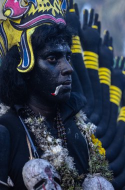 Kulashekharapatnam, Tamilnadu, Hindistan - 12 Ekim 2024: Yüzü boyalı ve tanrı karakteri gibi giyinmiş Hintli Hintli Hindu dindarın portresi kulasai dasara festivalinin ayinlerini gerçekleştirmek için.