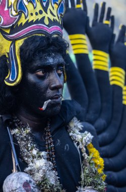 Kulashekharapatnam, Tamilnadu, Hindistan - 12 Ekim 2024: Yüzü boyalı ve tanrı karakteri gibi giyinmiş Hintli Hintli Hindu dindarın portresi kulasai dasara festivalinin ayinlerini gerçekleştirmek için.