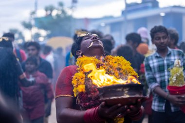 Kulashekharapatnam, Tamilnadu, Hindistan - 12 Ekim 2024: Kulasai, Hint Hindu ressam portresi ve kulasai dasara festivalinin ayinlerini gerçekleştirmek için bir tarikat karakteri gibi giyinmiş.
