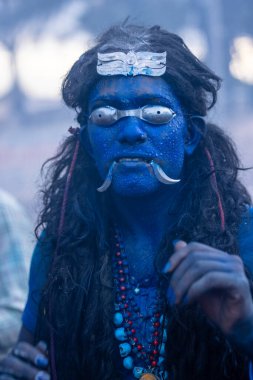 Kulashekharapatnam, Tamilnadu, Hindistan - 12 Ekim 2024: Kulasai, Hint Hindu ressam portresi ve kulasai dasara festivalinin ayinlerini gerçekleştirmek için bir tarikat karakteri gibi giyinmiş.