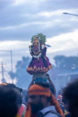 Kulashekharapatnam, Tamilnadu, Hindistan - 12 Ekim 2024: Kulasai, Hint Hindu ressam portresi ve kulasai dasara festivalinin ayinlerini gerçekleştirmek için bir tarikat karakteri gibi giyinmiş.