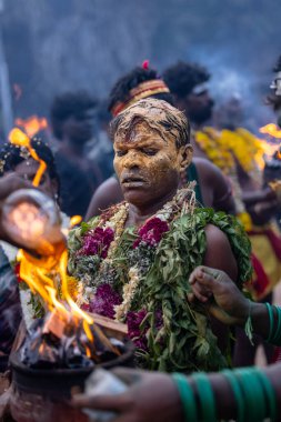 Kulashekharapatnam, Tamilnadu, Hindistan - 12 Ekim 2024: Kulasai, Hint Hindu ressam portresi ve kulasai dasara festivalinin ayinlerini gerçekleştirmek için bir tarikat karakteri gibi giyinmiş.