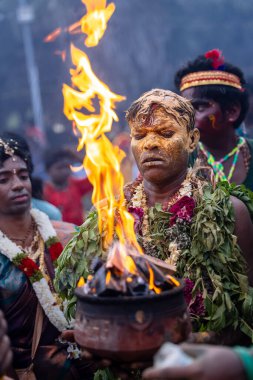 Kulashekharapatnam, Tamilnadu, Hindistan - 12 Ekim 2024: Kulasai, Hint Hindu ressam portresi ve kulasai dasara festivalinin ayinlerini gerçekleştirmek için bir tarikat karakteri gibi giyinmiş.