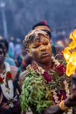 Kulashekharapatnam, Tamilnadu, Hindistan - 12 Ekim 2024: Kulasai, Hint Hindu ressam portresi ve kulasai dasara festivalinin ayinlerini gerçekleştirmek için bir tarikat karakteri gibi giyinmiş.
