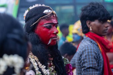 Kulashekharapatnam, Tamilnadu, Hindistan - 12 Ekim 2024: Kulasai, Hint Hindu ressam portresi ve kulasai dasara festivalinin ayinlerini gerçekleştirmek için bir tarikat karakteri gibi giyinmiş.