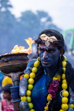 Kulashekharapatnam, Tamilnadu, Hindistan - 12 Ekim 2024: Kulasai, Hint Hindu ressam portresi ve kulasai dasara festivalinin ayinlerini gerçekleştirmek için bir tarikat karakteri gibi giyinmiş.