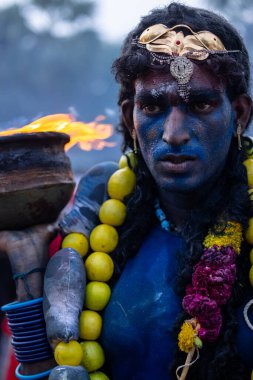 Kulashekharapatnam, Tamilnadu, Hindistan - 12 Ekim 2024: Kulasai, Hint Hindu ressam portresi ve kulasai dasara festivalinin ayinlerini gerçekleştirmek için bir tarikat karakteri gibi giyinmiş.