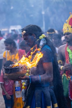 Kulashekharapatnam, Tamilnadu, Hindistan - 12 Ekim 2024: Kulasai, Hint Hindu ressam portresi ve kulasai dasara festivalinin ayinlerini gerçekleştirmek için bir tarikat karakteri gibi giyinmiş.