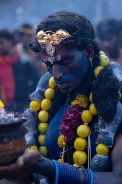Kulashekharapatnam, Tamilnadu, Hindistan - 12 Ekim 2024: Kulasai, Hint Hindu ressam portresi ve kulasai dasara festivalinin ayinlerini gerçekleştirmek için bir tarikat karakteri gibi giyinmiş.