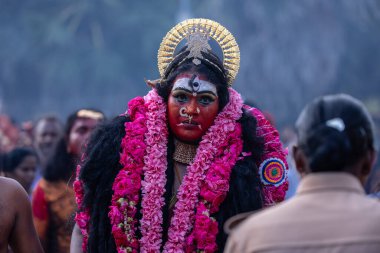 Kulashekharapatnam, Tamilnadu, Hindistan - 12 Ekim 2024: Kulasai, Hint Hindu ressam portresi ve kulasai dasara festivalinin ayinlerini gerçekleştirmek için bir tarikat karakteri gibi giyinmiş.