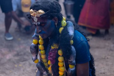 Kulashekharapatnam, Tamilnadu, Hindistan - 12 Ekim 2024: Kulasai, Hint Hindu ressam portresi ve kulasai dasara festivalinin ayinlerini gerçekleştirmek için bir tarikat karakteri gibi giyinmiş.