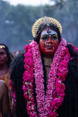 Kulashekharapatnam, Tamilnadu, Hindistan - 12 Ekim 2024: Kulasai, Hint Hindu ressam portresi ve kulasai dasara festivalinin ayinlerini gerçekleştirmek için bir tarikat karakteri gibi giyinmiş.