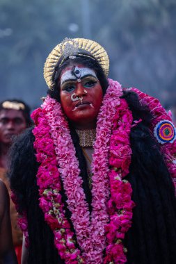 Kulashekharapatnam, Tamilnadu, Hindistan - 12 Ekim 2024: Kulasai, Hint Hindu ressam portresi ve kulasai dasara festivalinin ayinlerini gerçekleştirmek için bir tarikat karakteri gibi giyinmiş.