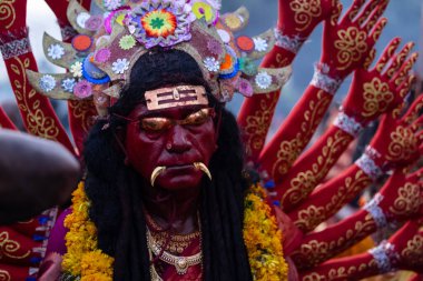 Kulashekharapatnam, Tamilnadu, Hindistan - 12 Ekim 2024: Kulasai, Hint Hindu ressam portresi ve kulasai dasara festivalinin ayinlerini gerçekleştirmek için bir tarikat karakteri gibi giyinmiş.