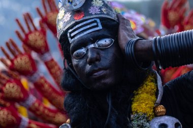 Kulashekharapatnam, Tamilnadu, Hindistan - 12 Ekim 2024: Kulasai, Hint Hindu ressam portresi ve kulasai dasara festivalinin ayinlerini gerçekleştirmek için bir tarikat karakteri gibi giyinmiş.