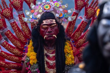 Kulashekharapatnam, Tamilnadu, Hindistan - 12 Ekim 2024: Kulasai, Hint Hindu ressam portresi ve kulasai dasara festivalinin ayinlerini gerçekleştirmek için bir tarikat karakteri gibi giyinmiş.