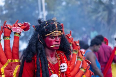 Kulashekharapatnam, Tamilnadu, Hindistan - 12 Ekim 2024: Kulasai, Hint Hindu ressam portresi ve kulasai dasara festivalinin ayinlerini gerçekleştirmek için bir tarikat karakteri gibi giyinmiş.