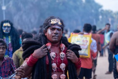 Kulashekharapatnam, Tamilnadu, Hindistan - 12 Ekim 2024: Kulasai, Hint Hindu ressam portresi ve kulasai dasara festivalinin ayinlerini gerçekleştirmek için bir tarikat karakteri gibi giyinmiş.