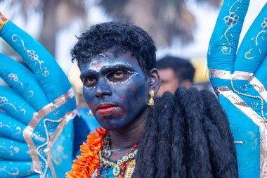 Kulashekharapatnam, Tamilnadu, Hindistan - 12 Ekim 2024: Kulasai, Hint Hindu ressam portresi ve kulasai dasara festivalinin ayinlerini gerçekleştirmek için bir tarikat karakteri gibi giyinmiş.