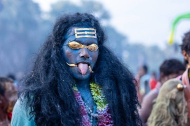 Kulashekharapatnam, Tamilnadu, Hindistan - 12 Ekim 2024: Kulasai, Hint Hindu ressam portresi ve kulasai dasara festivalinin ayinlerini gerçekleştirmek için bir tarikat karakteri gibi giyinmiş.