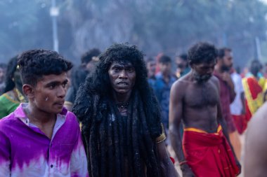 Kulashekharapatnam, Tamilnadu, Hindistan - 12 Ekim 2024: Kulasai, Hint Hindu ressam portresi ve kulasai dasara festivalinin ayinlerini gerçekleştirmek için bir tarikat karakteri gibi giyinmiş.