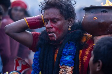 Kulashekharapatnam, Tamilnadu, Hindistan - 12 Ekim 2024: Kulasai, Hint Hindu ressam portresi ve kulasai dasara festivalinin ayinlerini gerçekleştirmek için bir tarikat karakteri gibi giyinmiş.