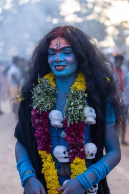 Kulashekharapatnam, Tamilnadu, Hindistan - 12 Ekim 2024: Kulasai, Hint Hindu ressam portresi ve kulasai dasara festivalinin ayinlerini gerçekleştirmek için bir tarikat karakteri gibi giyinmiş.
