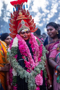 Kulashekharapatnam, Tamilnadu, Hindistan - 12 Ekim 2024: Kulasai, Hint Hindu ressam portresi ve kulasai dasara festivalinin ayinlerini gerçekleştirmek için bir tarikat karakteri gibi giyinmiş.