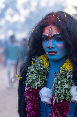 Kulashekharapatnam, Tamilnadu, Hindistan - 12 Ekim 2024: Kulasai, Hint Hindu ressam portresi ve kulasai dasara festivalinin ayinlerini gerçekleştirmek için bir tarikat karakteri gibi giyinmiş.